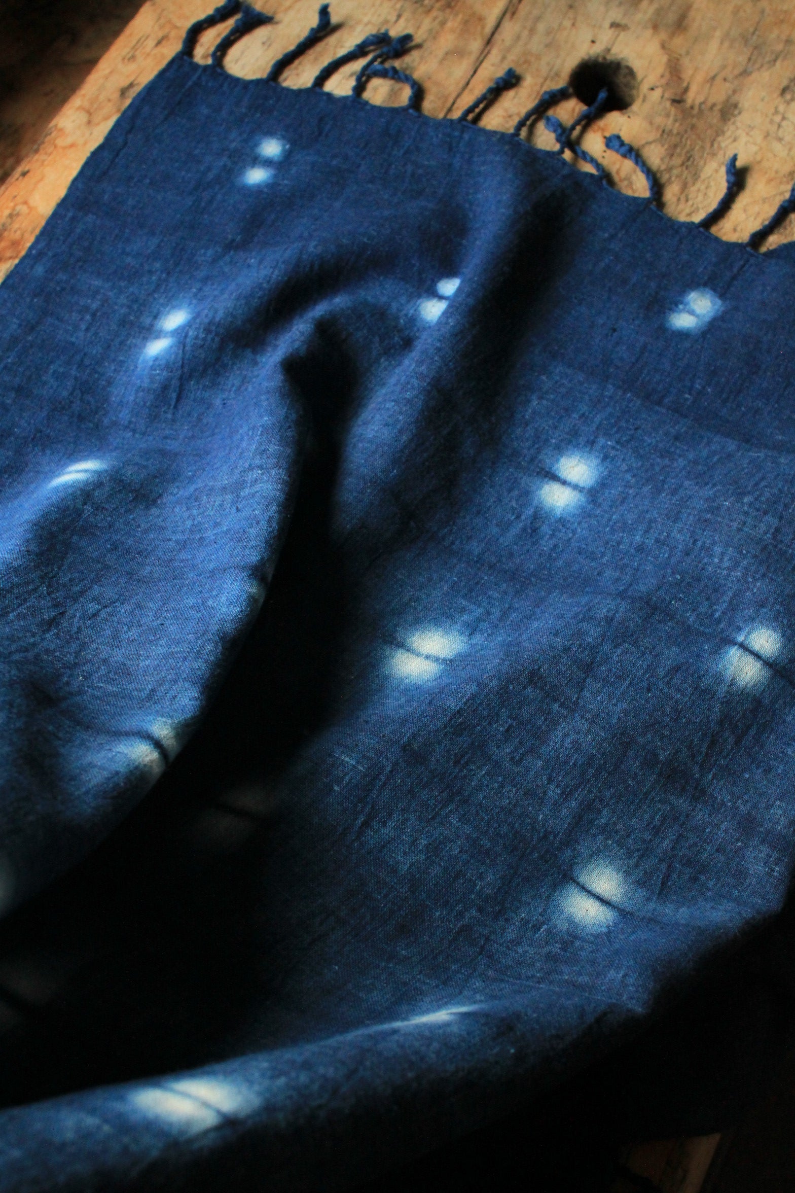 Foulard en coton biologique -indigo- motif "luciole" - 200x60cm